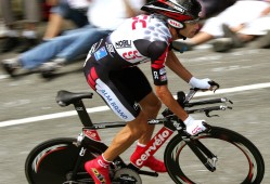 半岛体育-梅西关键节点出色防守，IG带队取胜！